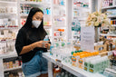 Woman in a pharmacy holding a bottle of alcohol is curious: “Can you put alcohol on wounds?”